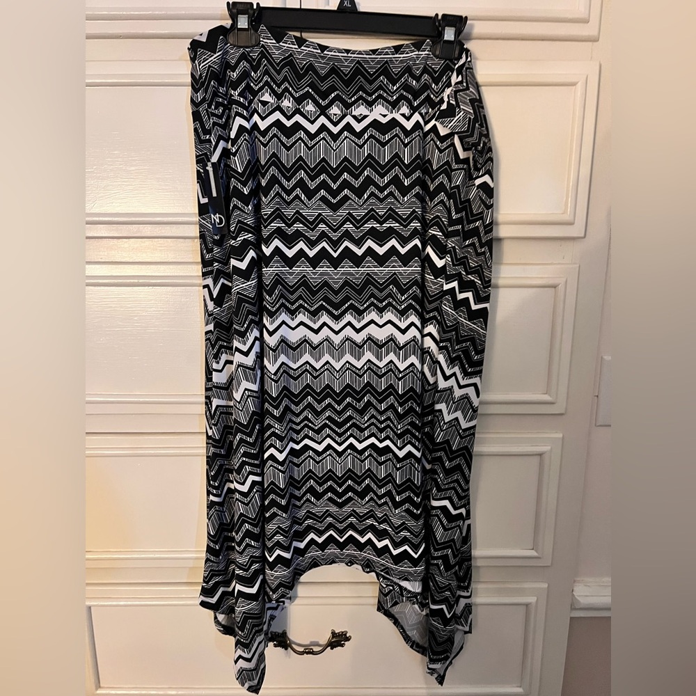 New Directions Black and White High-Low Skirt Size XL